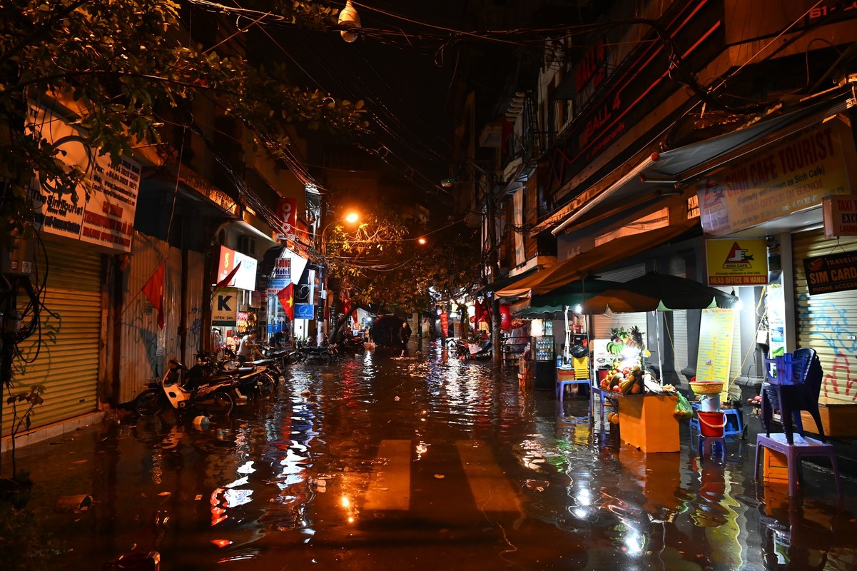 Ha Noi mua lon, nguoi dan loi nuoc bi bom dem giao thua-Hinh-4