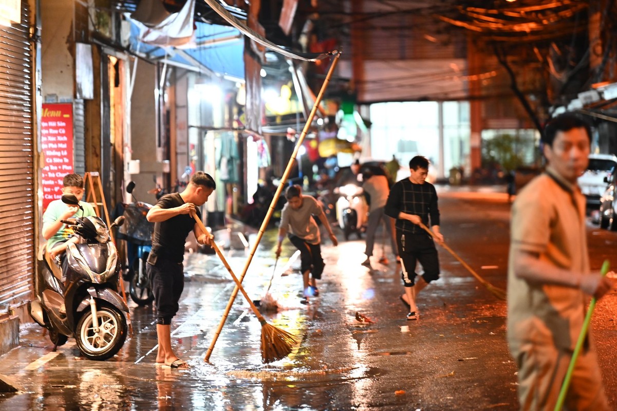 Ha Noi mua lon, nguoi dan loi nuoc bi bom dem giao thua-Hinh-5