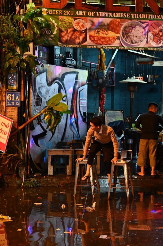 Ha Noi mua lon, nguoi dan loi nuoc bi bom dem giao thua-Hinh-6