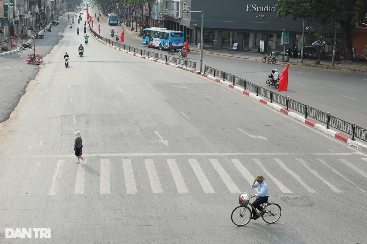 Ngay thu hai ky nghi le, duong pho Ha Noi vang ve-Hinh-2