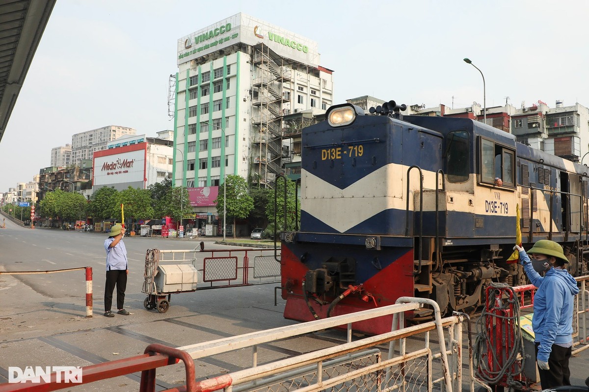 Ngay thu hai ky nghi le, duong pho Ha Noi vang ve-Hinh-3