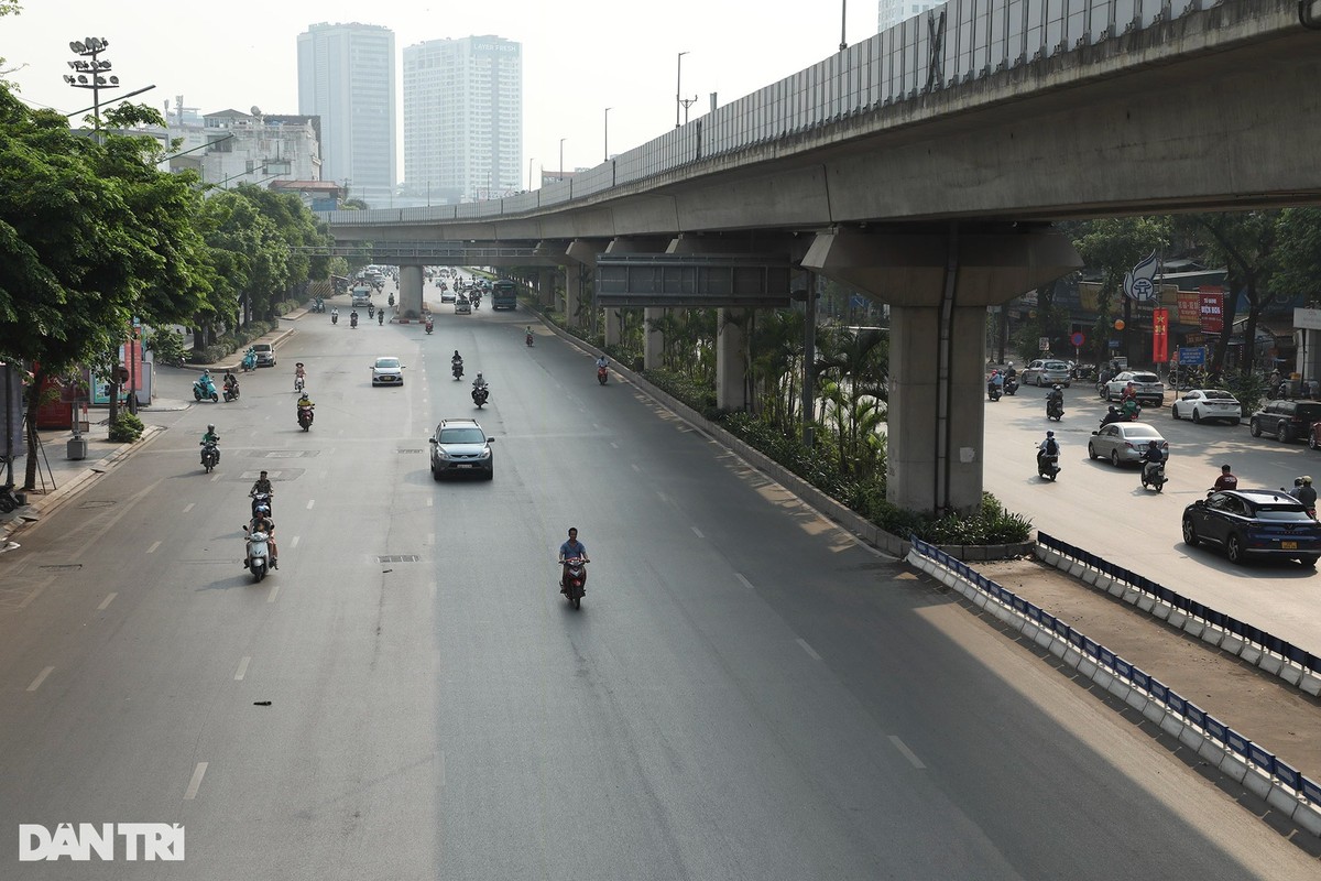 Ngay thu hai ky nghi le, duong pho Ha Noi vang ve-Hinh-5