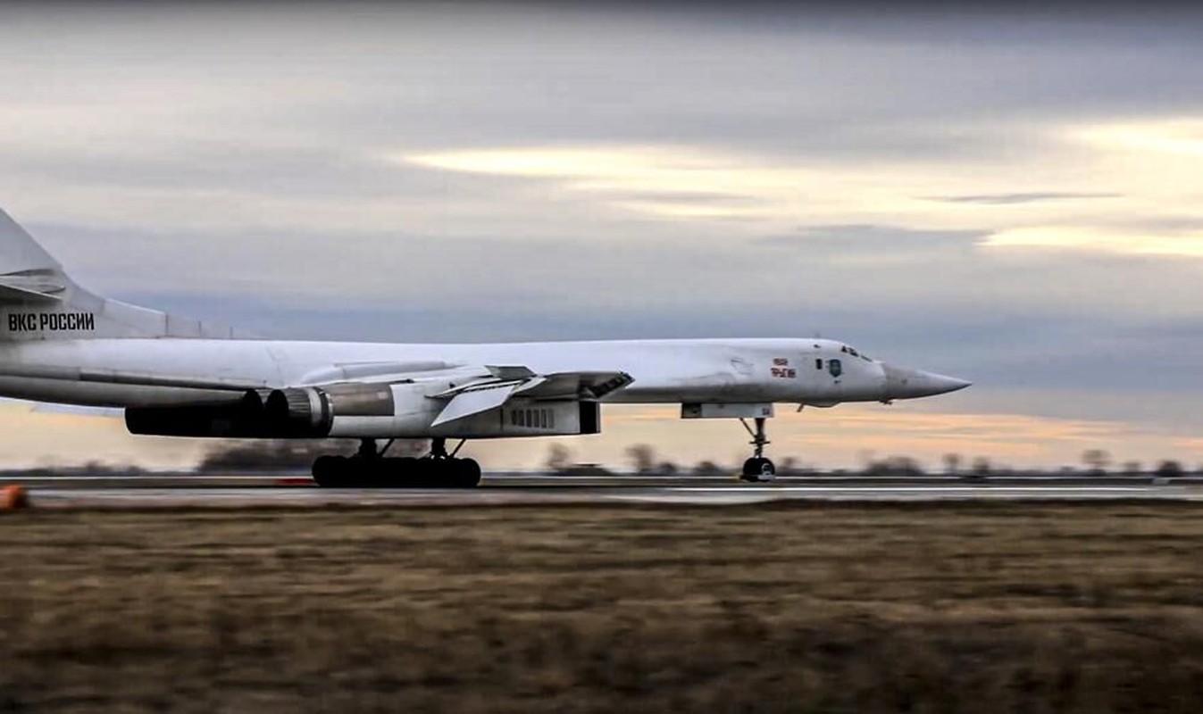 Oanh tac co Tu-160 Nga xuat kich tuan tra khong phan Belarus!-Hinh-8