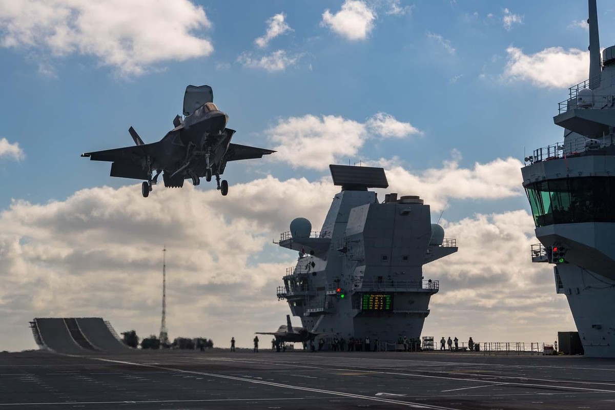 May bay F-35 vua roi o Dia Trung Hai thuoc bien che cua ai?-Hinh-2