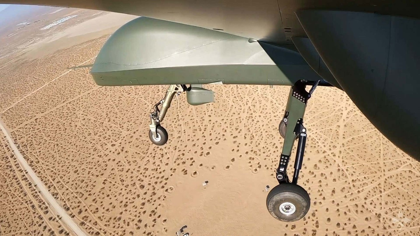 My ra mat UAV vu trang voi kha nang mang vu khi gap doi ban cu-Hinh-13