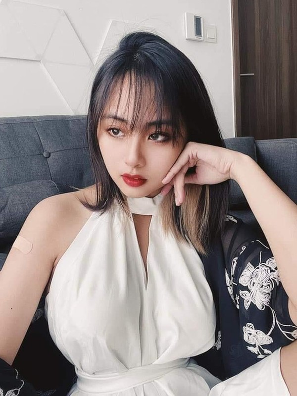 “Hot girl” lang Esport Viet xin netizen cach 