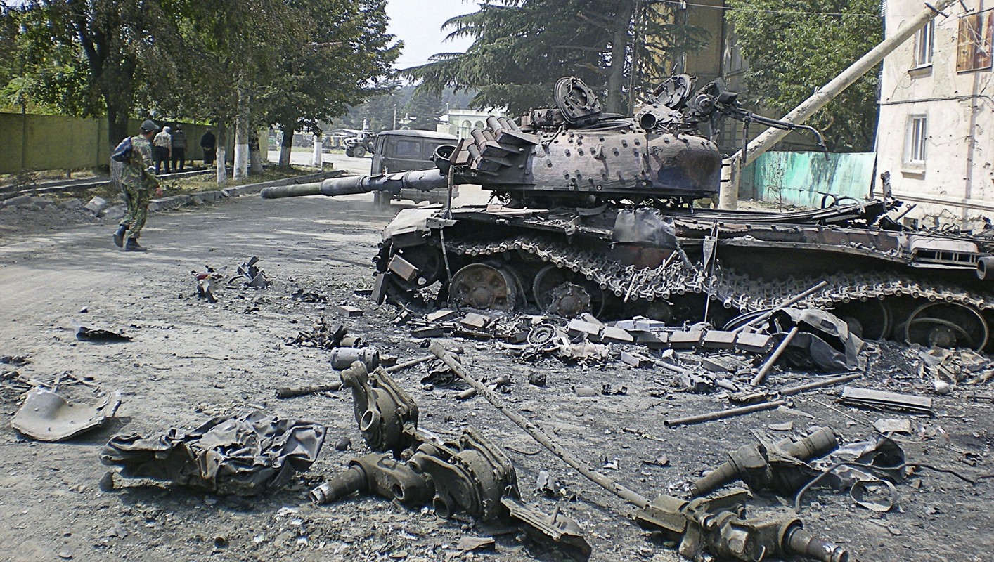 Nong: Neu Ukraine tan cong Donbass, Nga se can thiep bang vu luc-Hinh-9