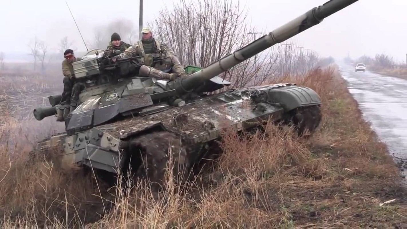 Chien su bat dau, xe tang Ukraine choc thung phong tuyen phia tay Donetsk?-Hinh-8