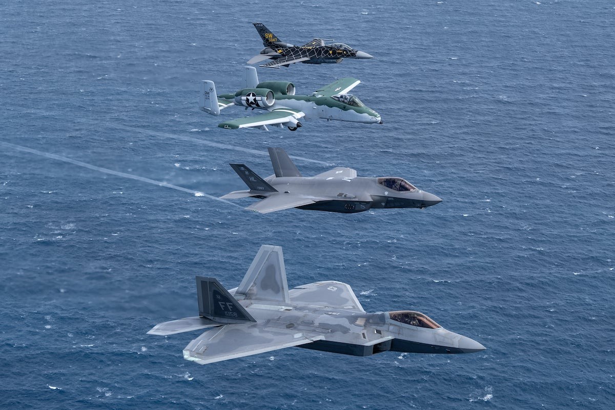 Cach de mot may bay chien dau the he thu tu danh bai F-22 Raptor-Hinh-11