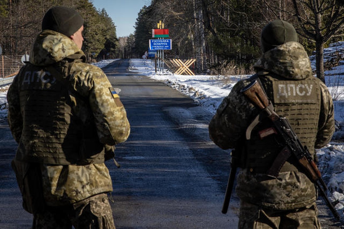 Vong vay Mariupol bat dau thu hep; dan quan thu nhieu vu khi-Hinh-7