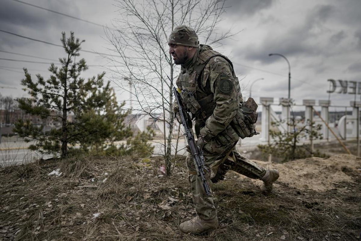 Binh si Tieu doan Azov co gang thoat khoi vong vay chao lua Mariupol-Hinh-8