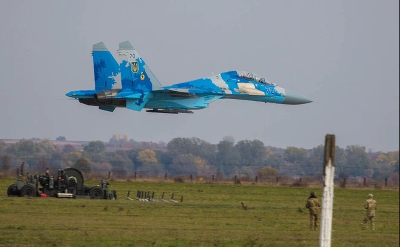 May bay Su-27 cua Ukraine bi ha, tau trinh sat Pereyaslav bi danh chim-Hinh-6