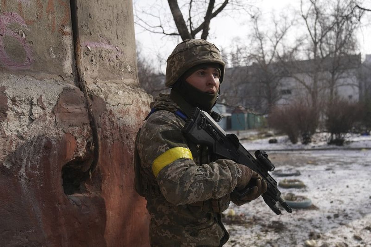 Nga tha bom xuyen vao Nha may thep Azovstal, quan Ukraine het dan-Hinh-8