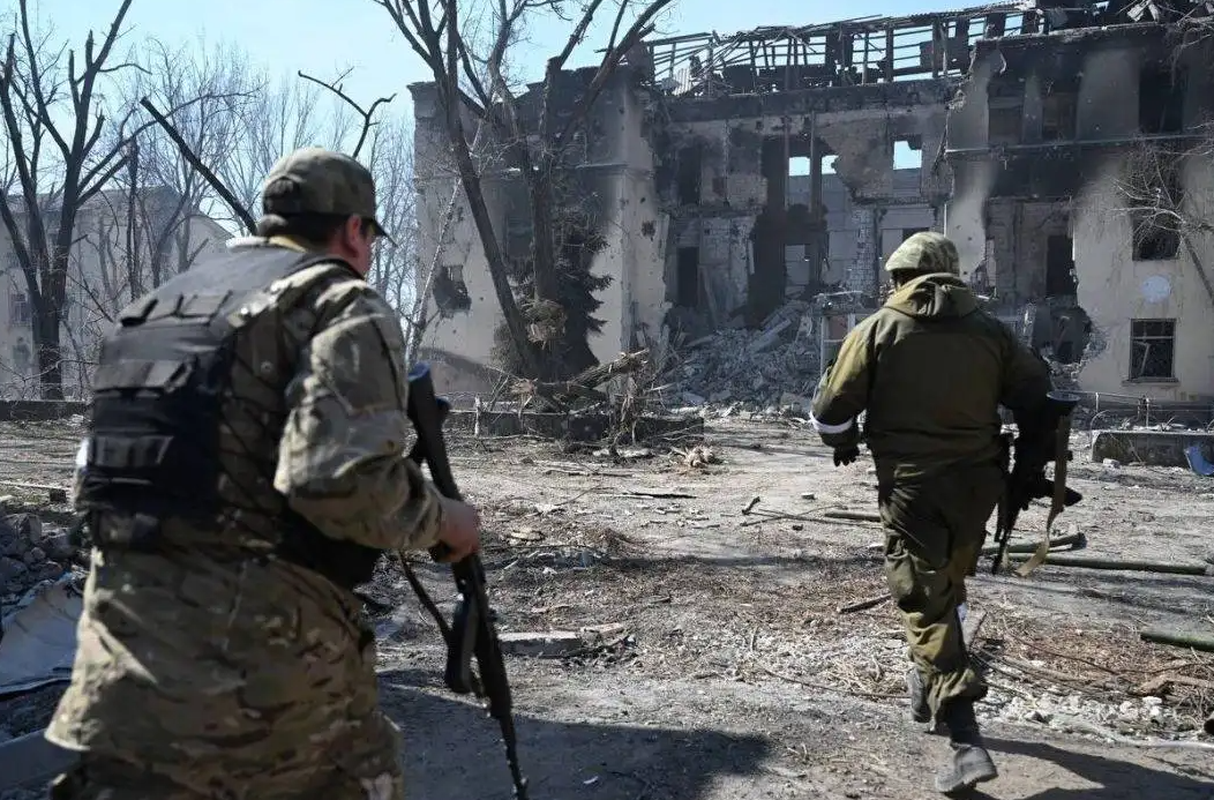 Hai gong kim cua Nga bao vay quan Ukraine trong tran chien tai Donbass-Hinh-16