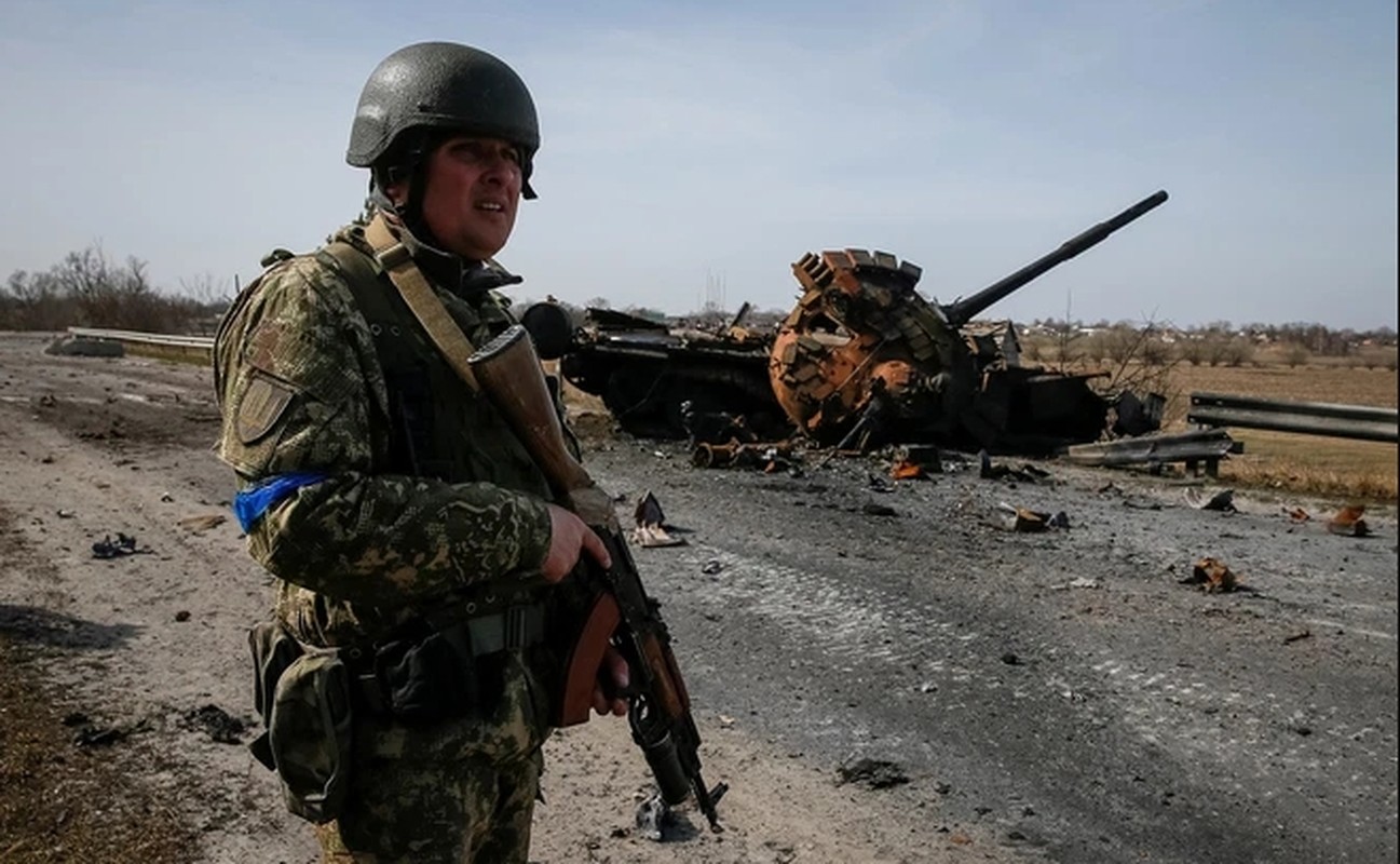 Hai gong kim cua Nga bao vay quan Ukraine trong tran chien tai Donbass