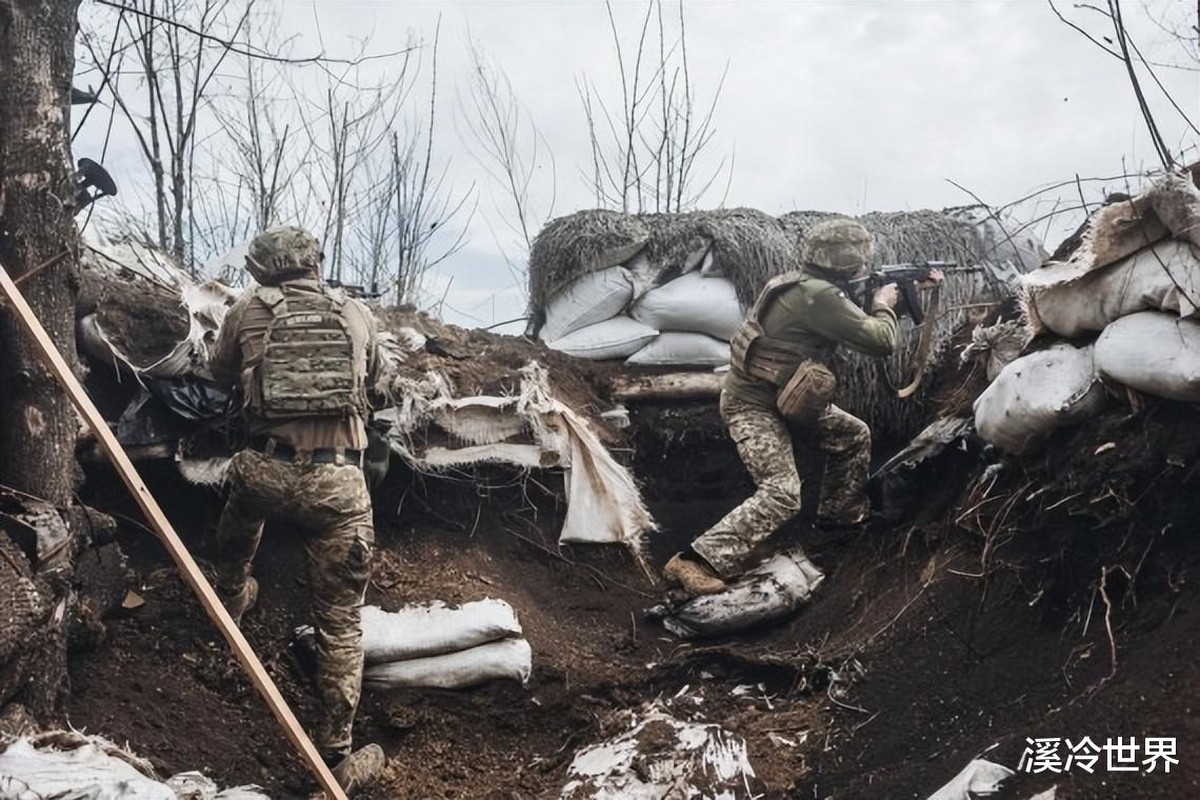 Tran Donbass bat dau, Nga chu dong tan cong, quan Ukraine rut lui-Hinh-14