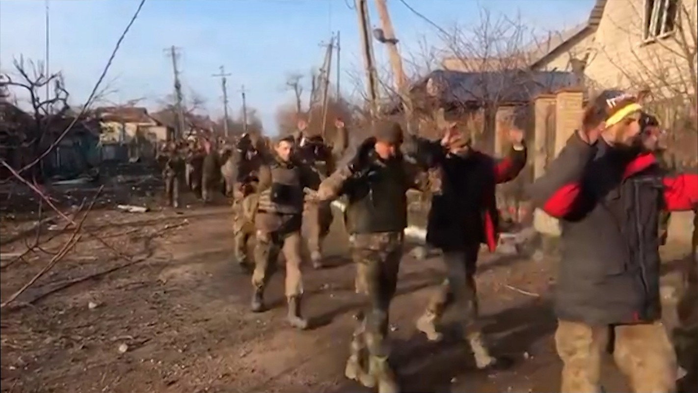 Tran Donbass bat dau, Nga chu dong tan cong, quan Ukraine rut lui-Hinh-3