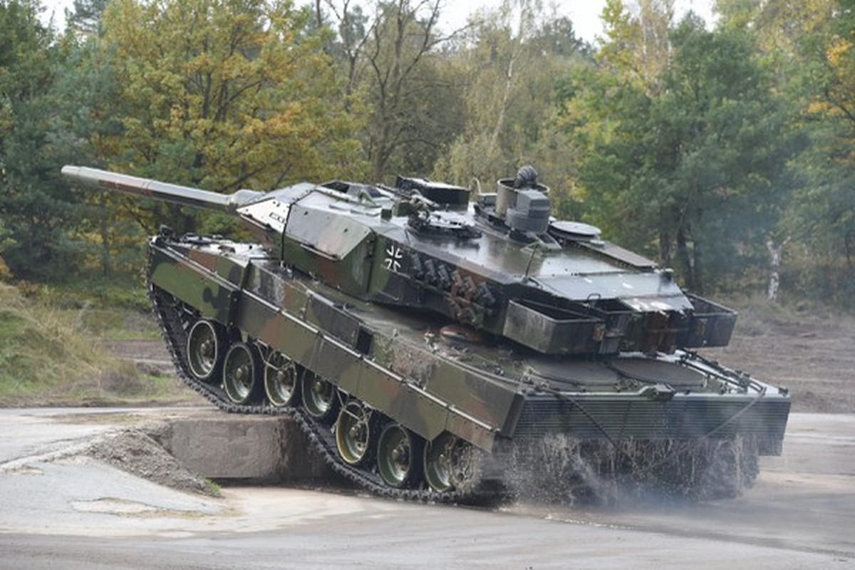 Ukraine sap nhan xe tang Leopard-2 vien tro, san sang doi dau T-90?-Hinh-9