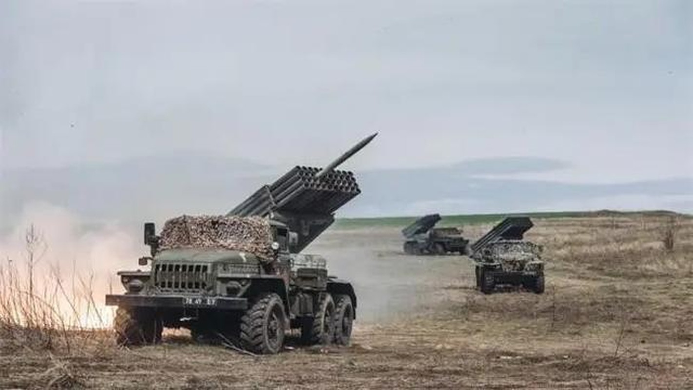 Tong thong Ukraine thua nhan: Tinh hinh Donbass dao nguoc trong 24 gio-Hinh-3