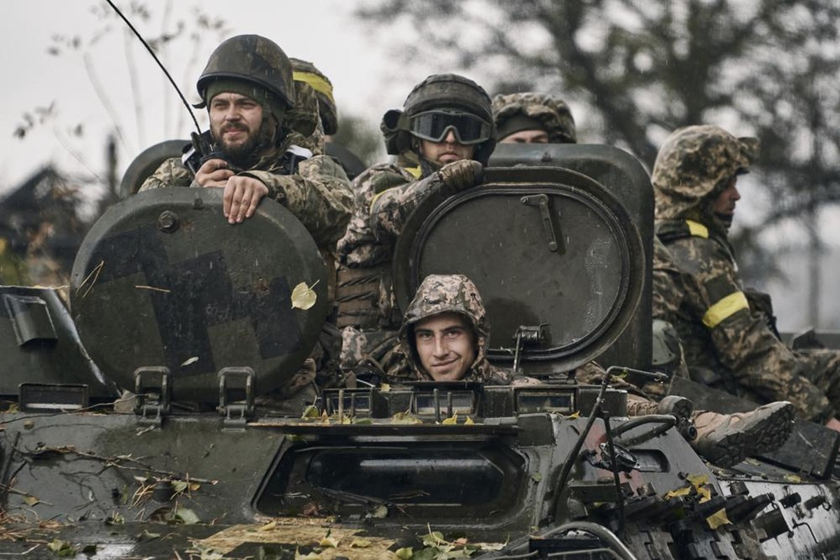 Quan Nga bat ngo tran ngap hoan toan khu vuc san bay Donetsk-Hinh-12