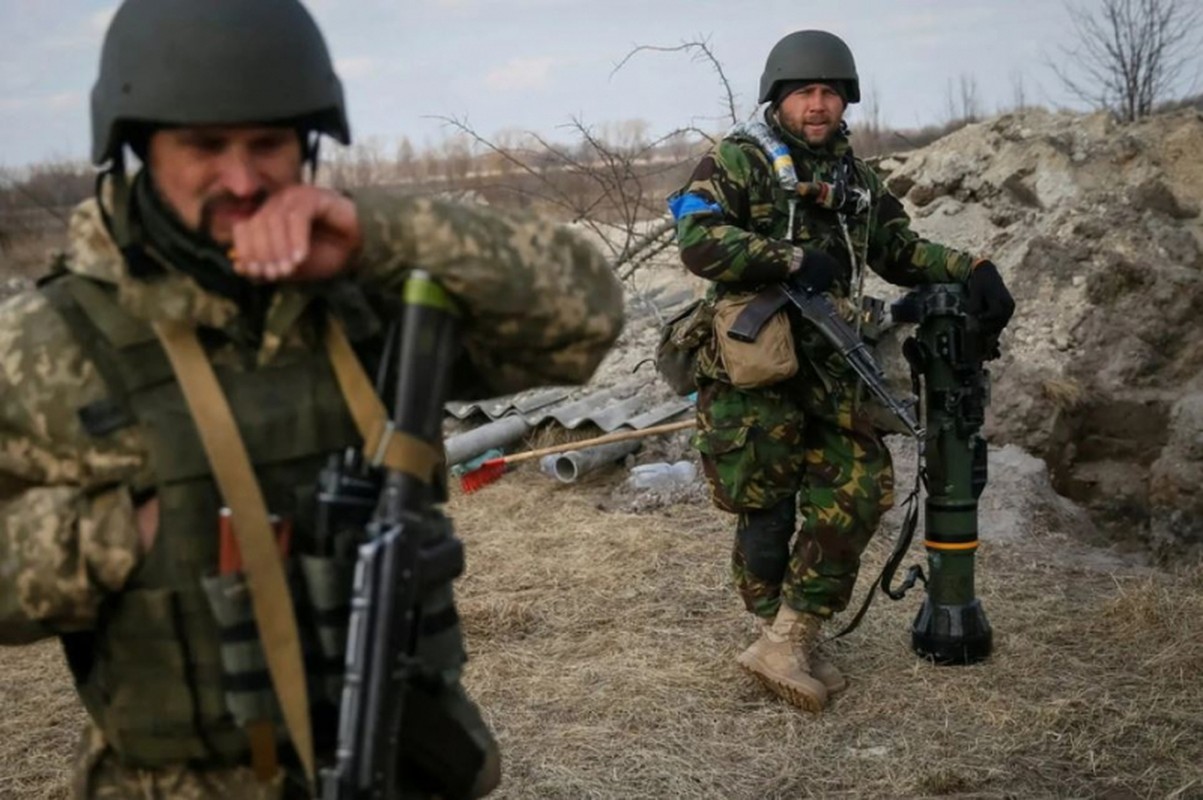 Quan Nga bat ngo tran ngap hoan toan khu vuc san bay Donetsk-Hinh-16