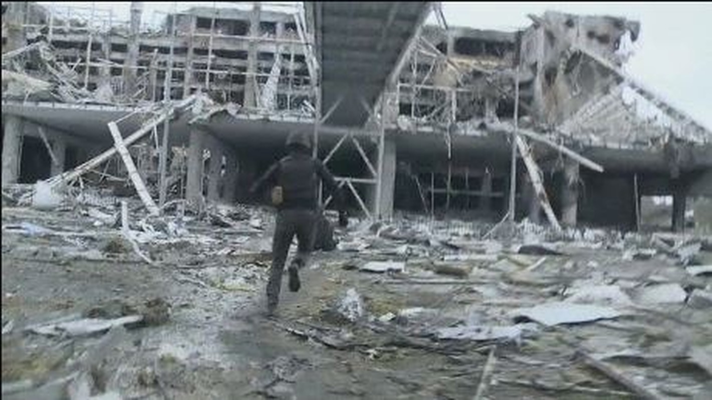 Quan Nga bat ngo tran ngap hoan toan khu vuc san bay Donetsk-Hinh-2
