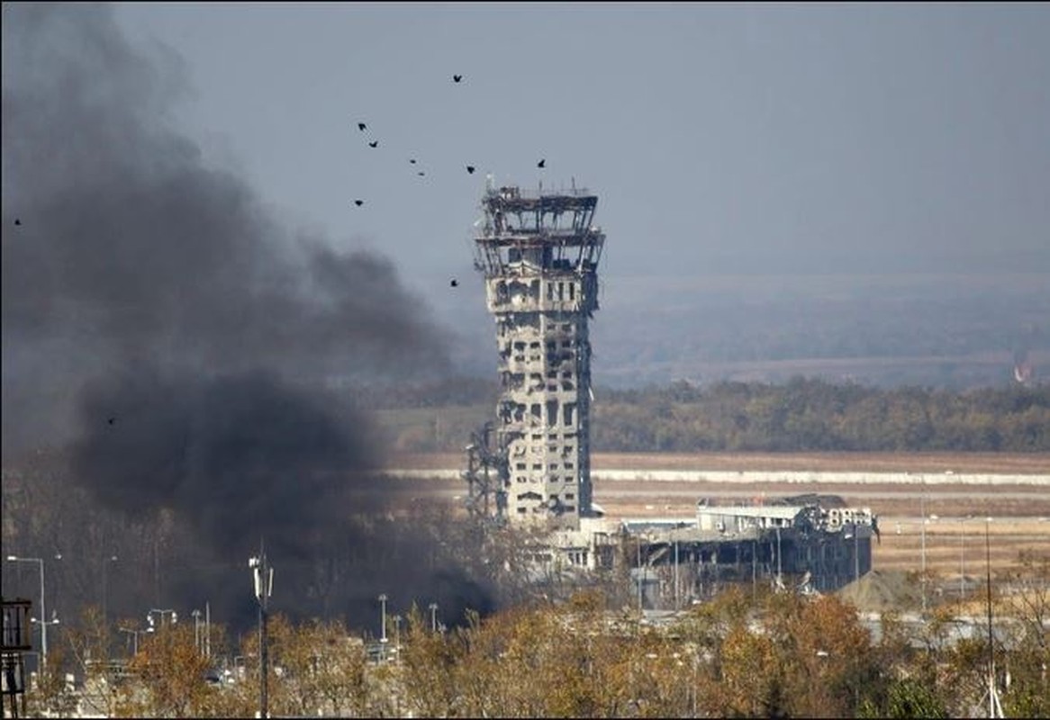 Quan Nga bat ngo tran ngap hoan toan khu vuc san bay Donetsk
