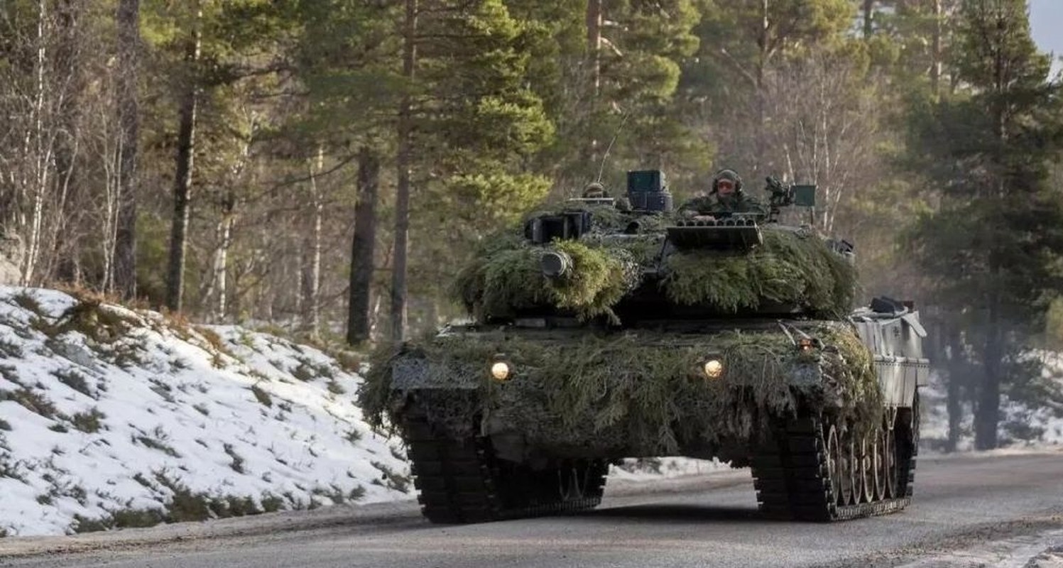 Xe tang Leopard-2 den Bakhmut, quan Nga rao riet 