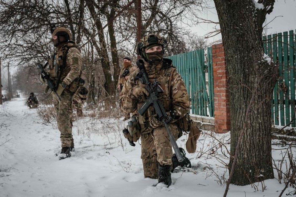 Giua luc bi Bakhmut bi bao vay, tin xau lai toi voi Ukraine-Hinh-4