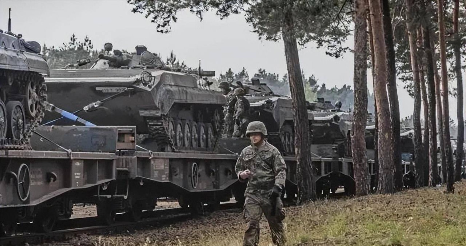 Giua luc bi Bakhmut bi bao vay, tin xau lai toi voi Ukraine-Hinh-7