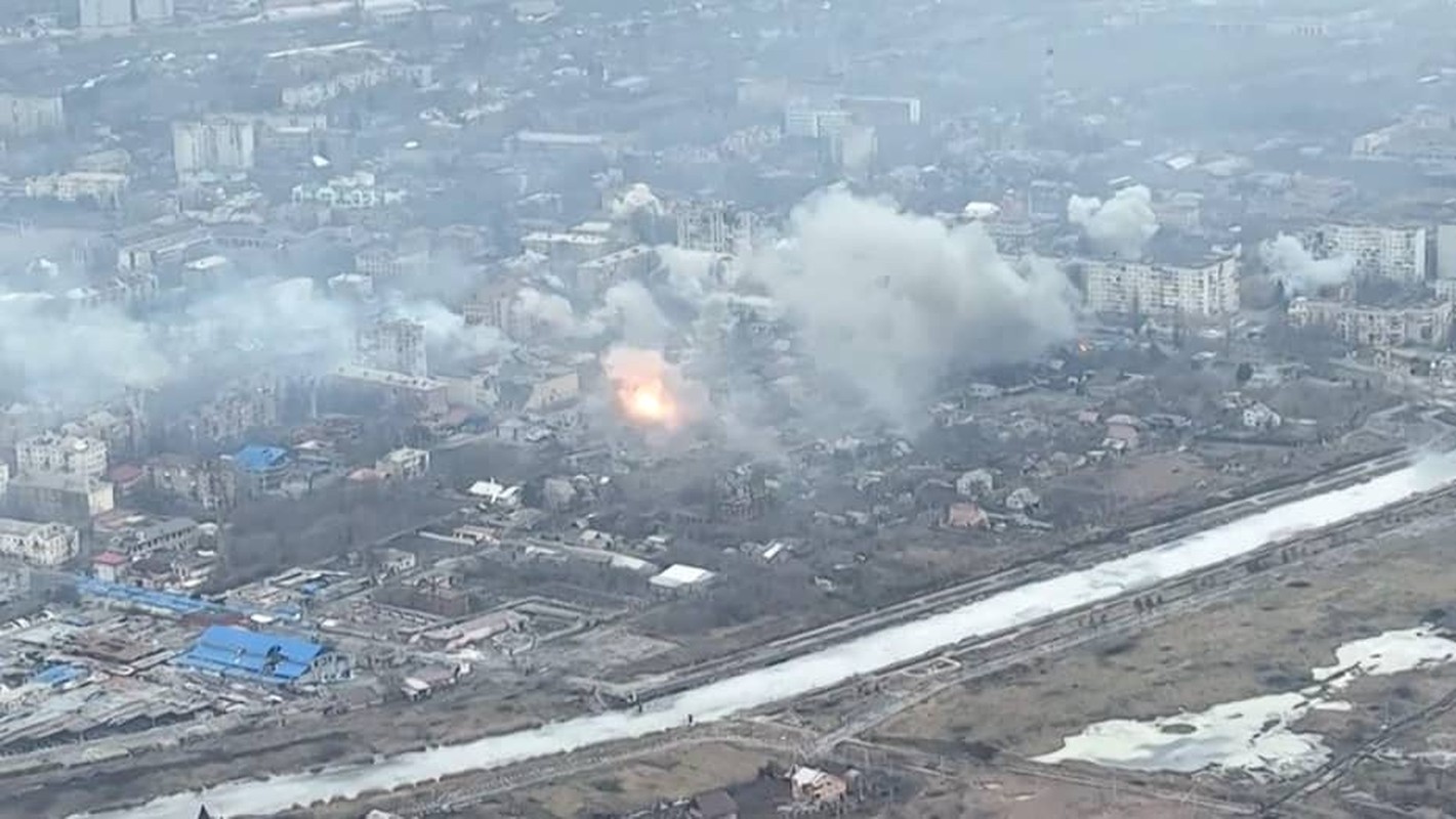 Ukraine chi con 5km o Bakhmut, Nga tan cong 130 lan/ngay