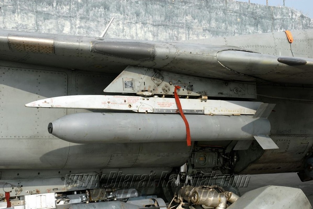 Nga doi chien thuat, cuong kich Su-25 su dung rocket hang nang-Hinh-10