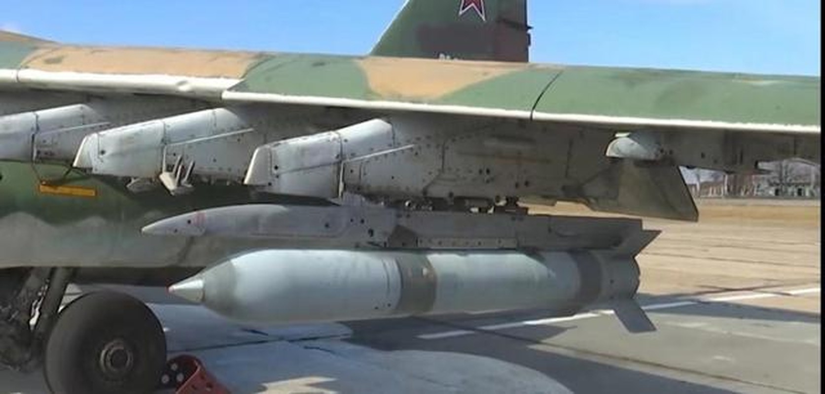 Nga doi chien thuat, cuong kich Su-25 su dung rocket hang nang-Hinh-7