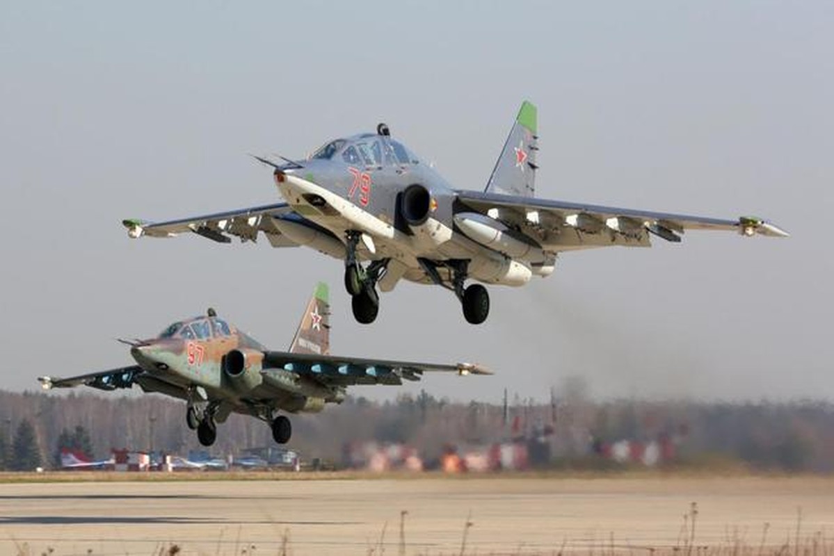 Nga doi chien thuat, cuong kich Su-25 su dung rocket hang nang