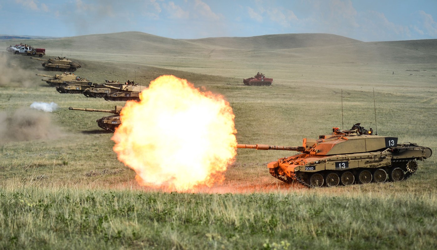Chien truong Ukraine: Xe tang Challenger-2 se som doi dau T-90?-Hinh-18