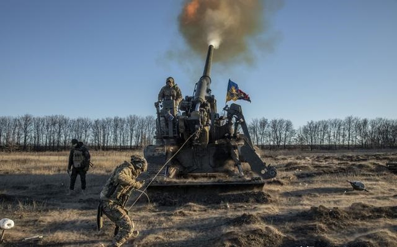 Phao binh Nga va Ukraine thi nhau 
