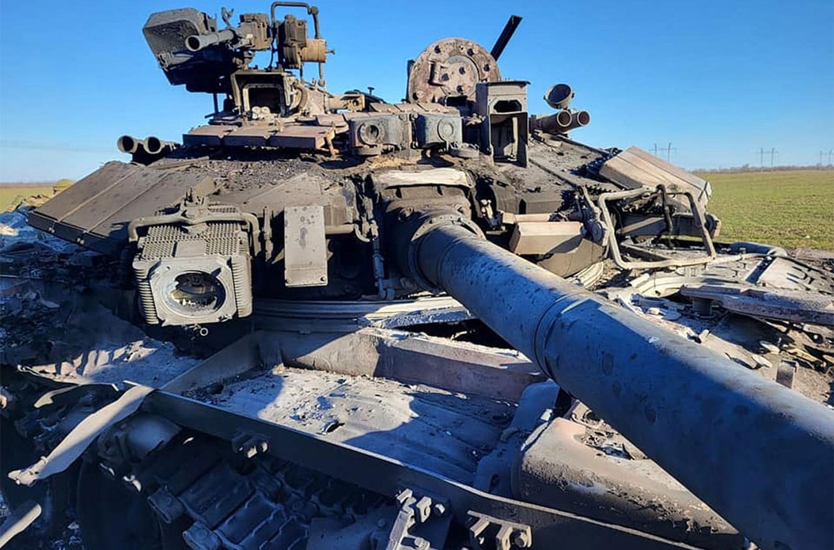 Xe tang T-72 cua Nga thoat chet than ky sau cu danh troi giang-Hinh-13