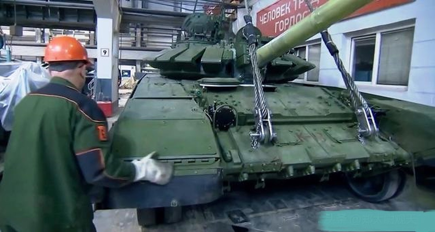 Xe tang T-72 cua Nga thoat chet than ky sau cu danh troi giang-Hinh-15