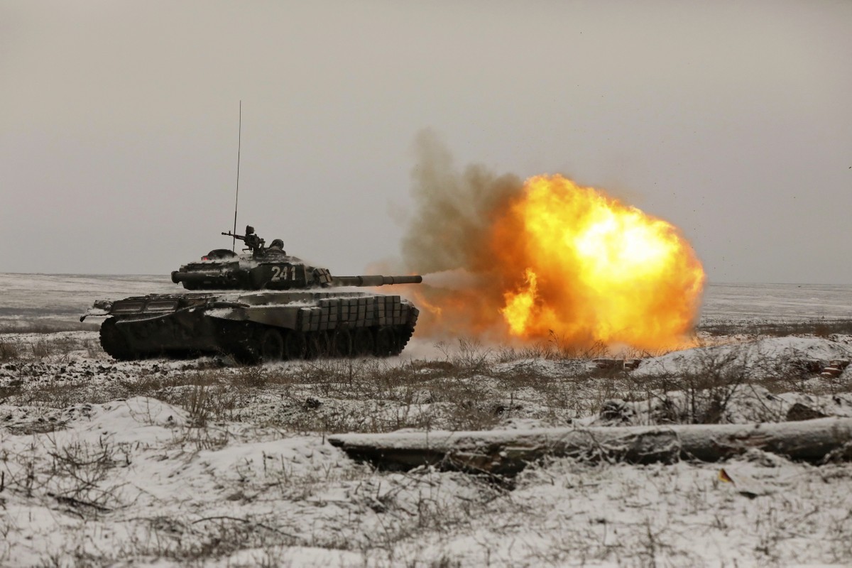 Xe tang T-72 cua Nga thoat chet than ky sau cu danh troi giang-Hinh-6