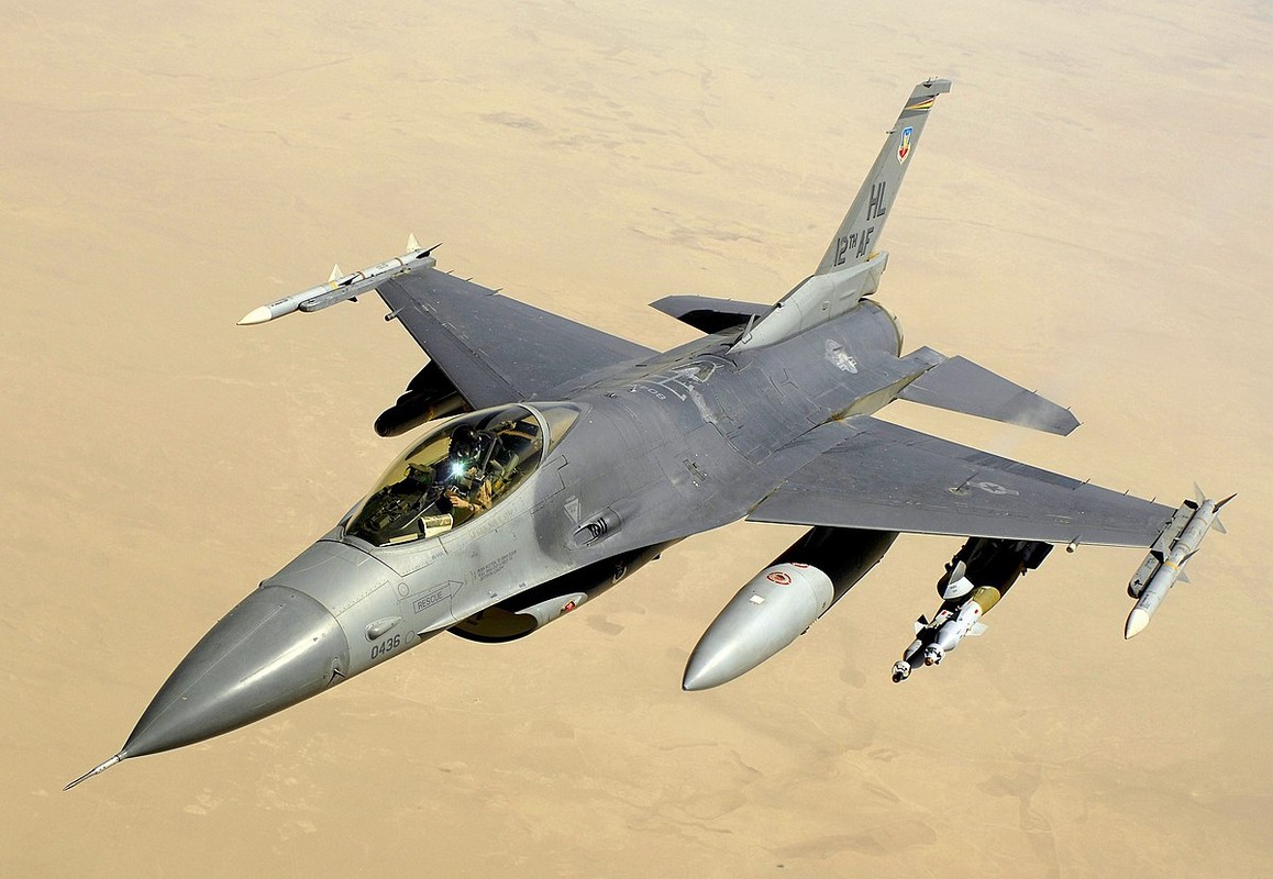 Chien tich “lay lung” cua F-16, tung cuu mang 52 linh dac nhiem Anh