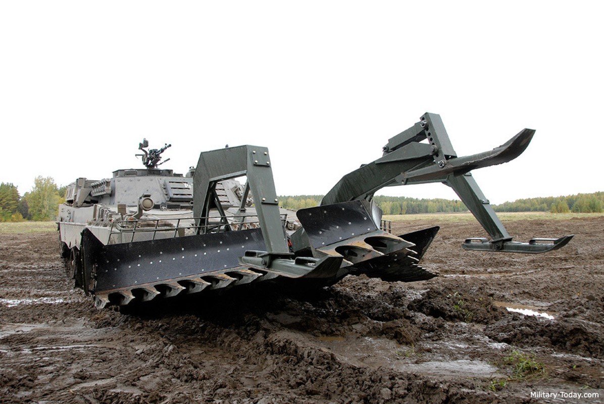 Xe pha min Leopard-2R Phan Lan vien tro cho Ukraine 