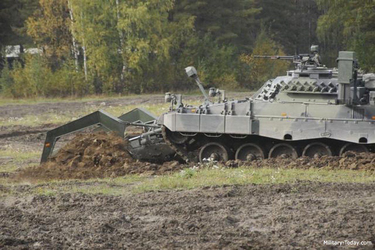Xe pha min Leopard-2R Phan Lan vien tro cho Ukraine 