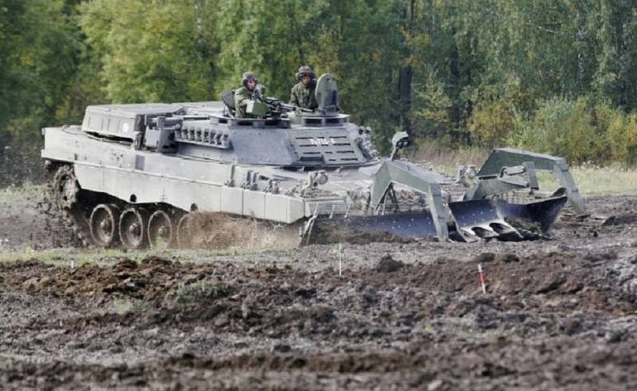 Xe pha min Leopard-2R Phan Lan vien tro cho Ukraine 