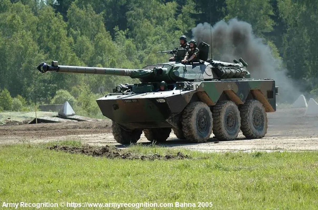 Tang banh hoi AMX-10 cua Phap bi pha huy do giap xe qua mong-Hinh-12