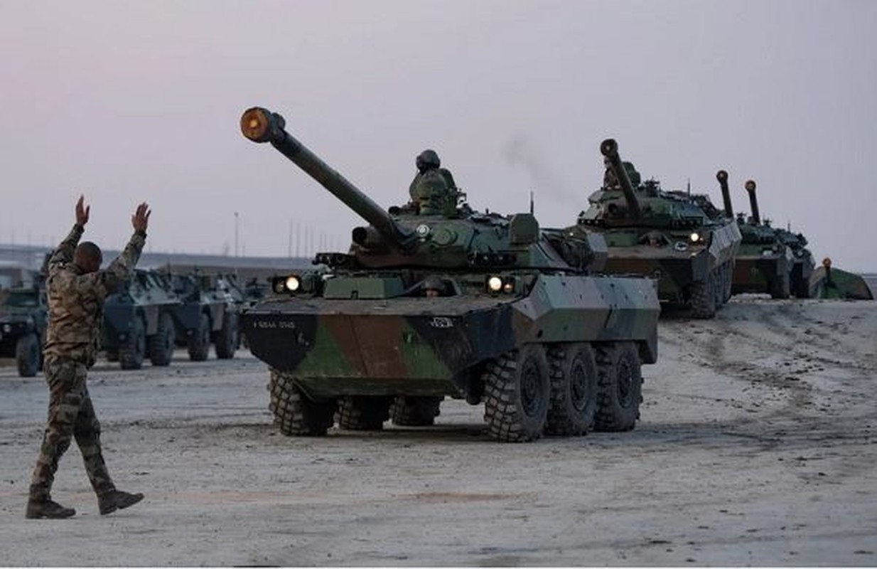 Tang banh hoi AMX-10 cua Phap bi pha huy do giap xe qua mong-Hinh-4