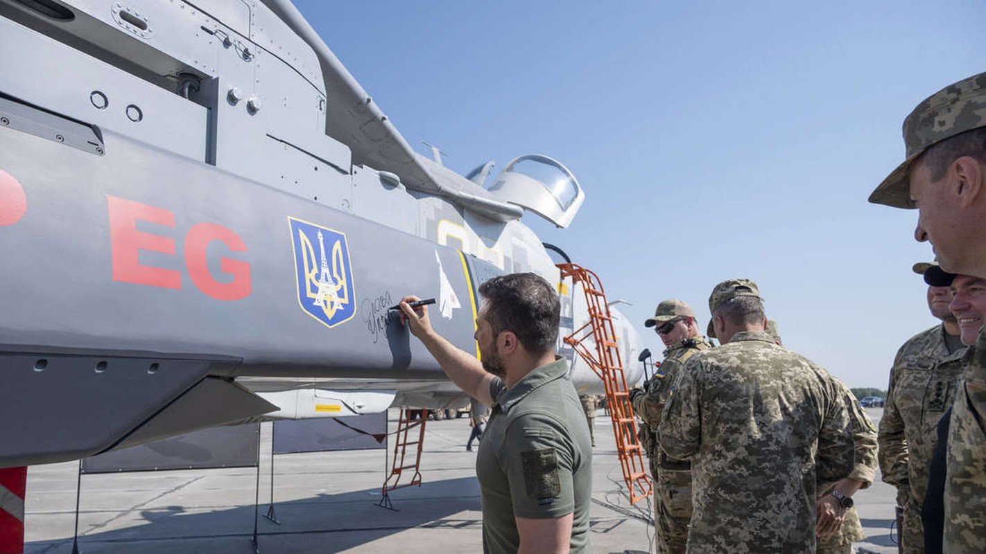 Cuong kich Su-24 cua Ukraine tro thanh “cai gai trong mat” quan doi Nga-Hinh-7