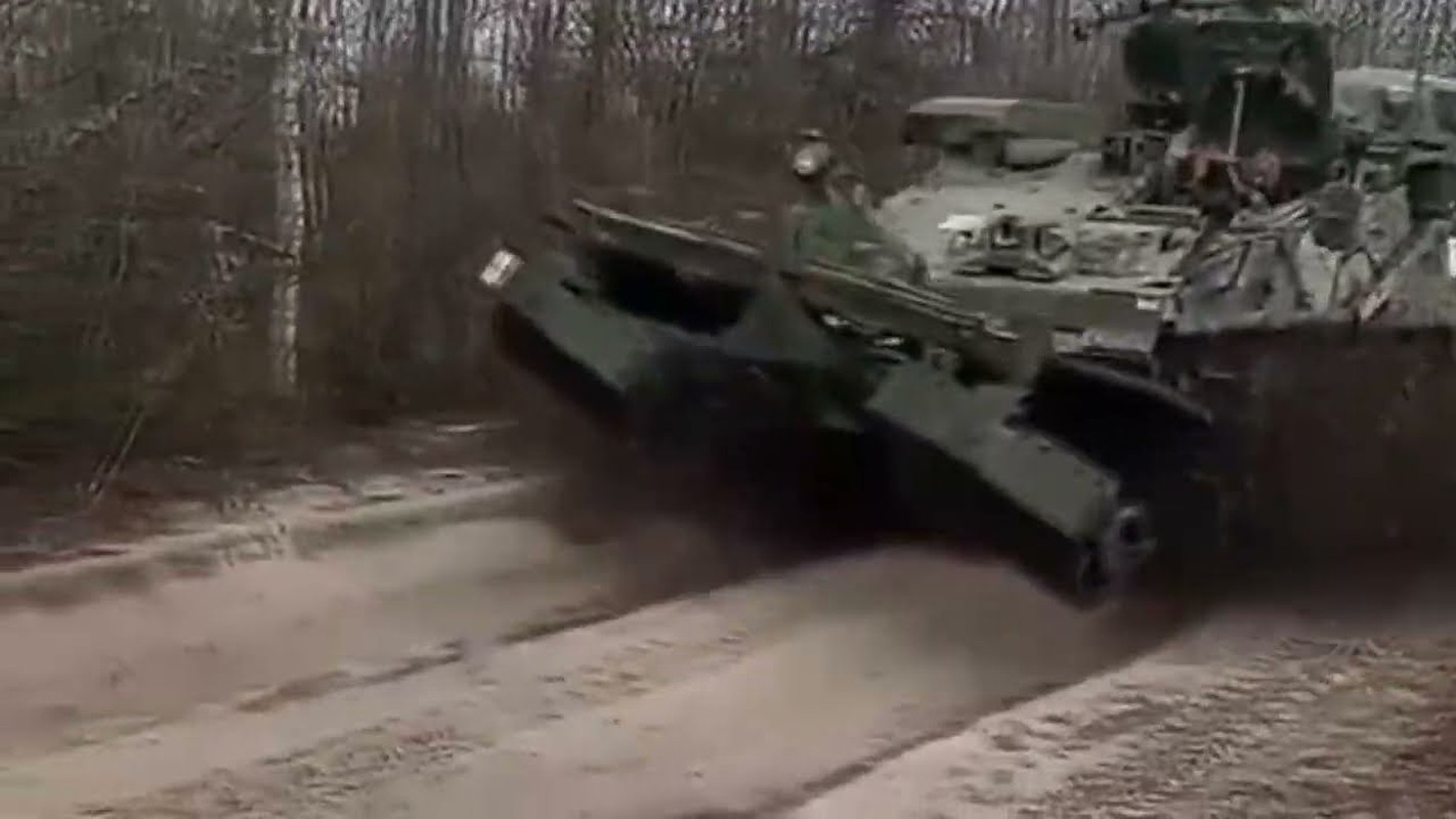 Quan Ukraine tiep tuc phan cong, xe boc thep Stryker chay lon-Hinh-13