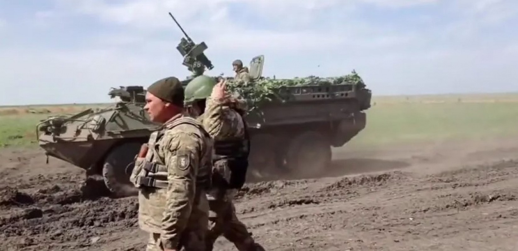 Quan Ukraine tiep tuc phan cong, xe boc thep Stryker chay lon-Hinh-16