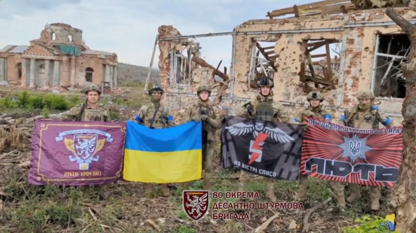 Tran Bakhmut: Ukraine phan cong, biet kich mac ket trong hoa luc Nga-Hinh-13