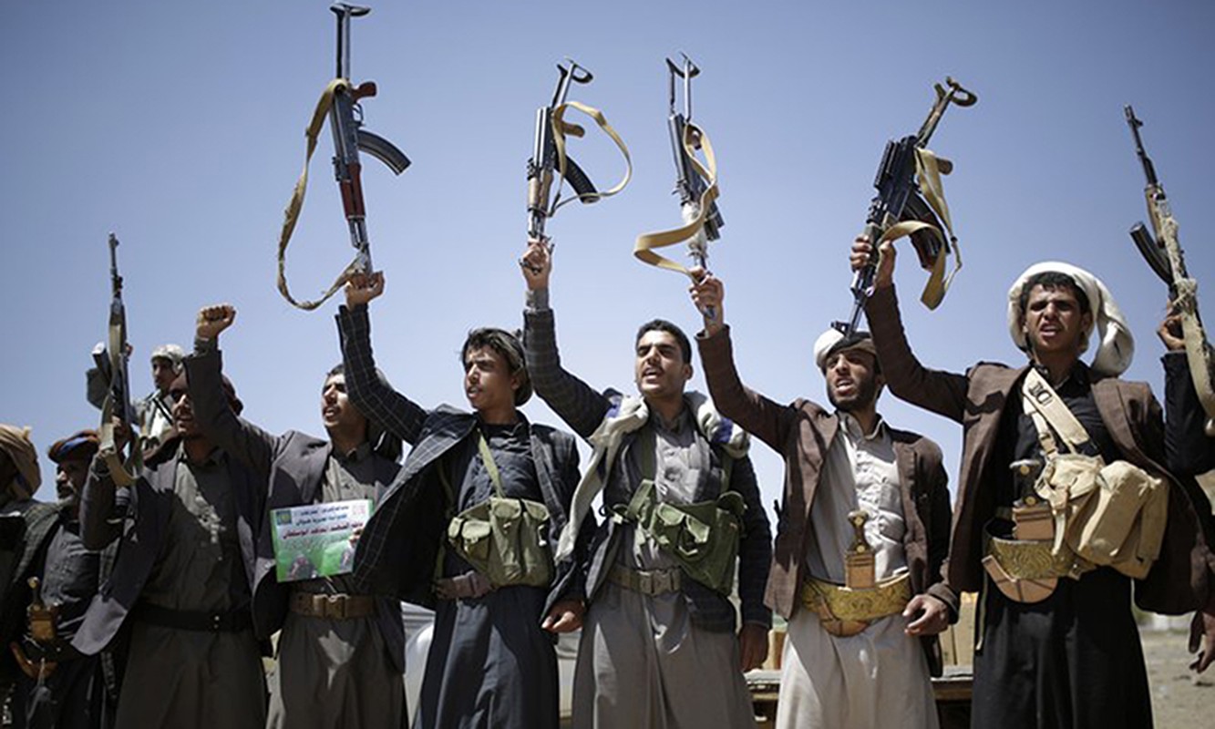 Choang voi gian vu khi duyet binh cua dan quan Houthi o Yemen-Hinh-2